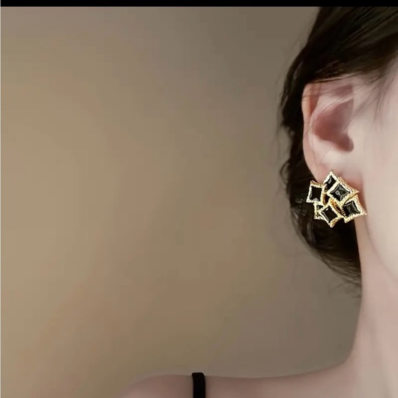 Elegant Black and Gold Geometric Earrings - Picture 3 of 4
